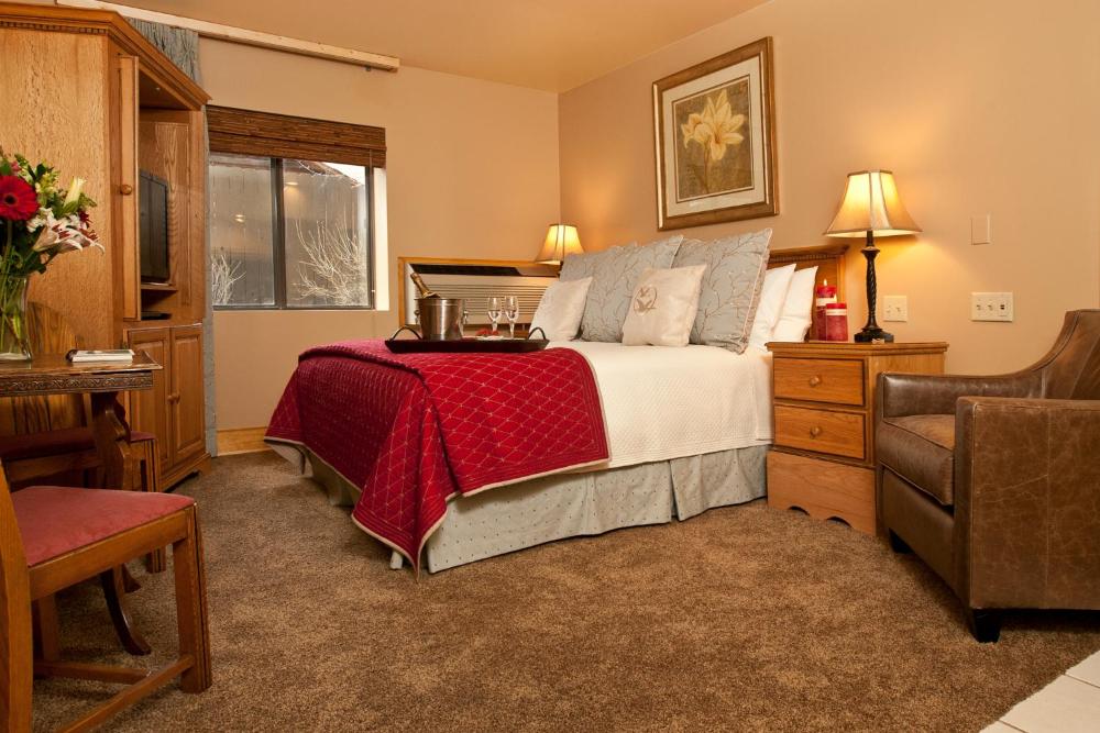 King Room with Jetted Tub and Fireplace interior