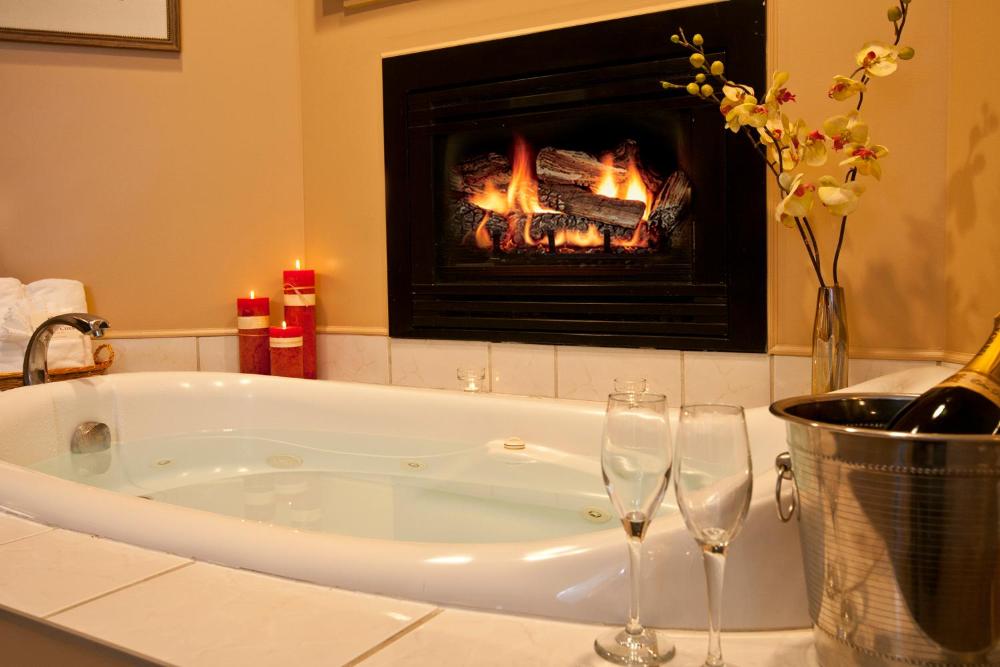 Deluxe King Room with Jetted Tub and Fireplace interior